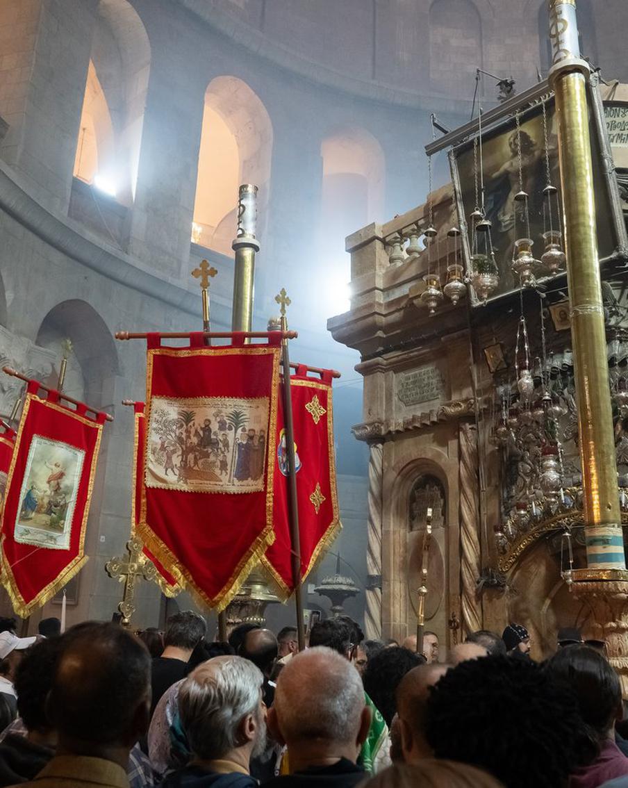 Российская делегация прибыла в храм Гроба Господня и ждёт Благодатный огонь. Делегация Фонда Андрея Первозванного находится у храма Гроба Господня в ожидании схождения Благодатного огня. Уже вечером его частица окажется в храме Христа Спасителя