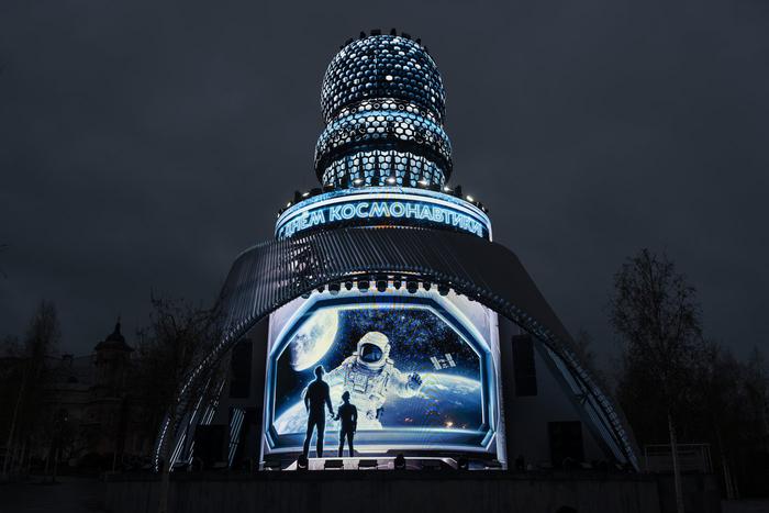 Гости парка "Зарядье" смогут увидеть на "Матрёшке Москвы" посвящённые Пасхе и Дню космонавтики сюжеты