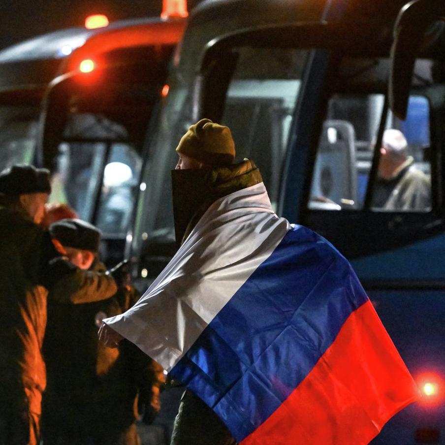 Россия вернула из украинского плена 175 военных, взамен переданы 175 бойцов ВСУ. В рамках обмена пленными, который состоялся при посредничестве Объединённых Арабских Эмиратов, Российской Федерации удалось вернуть на свою территорию 175 военнослужащих. В ответ на это Киеву были переданы 175 пленных украинских военных. Об этом сообщила пресс-служба Министерства обороны Российской Федерации