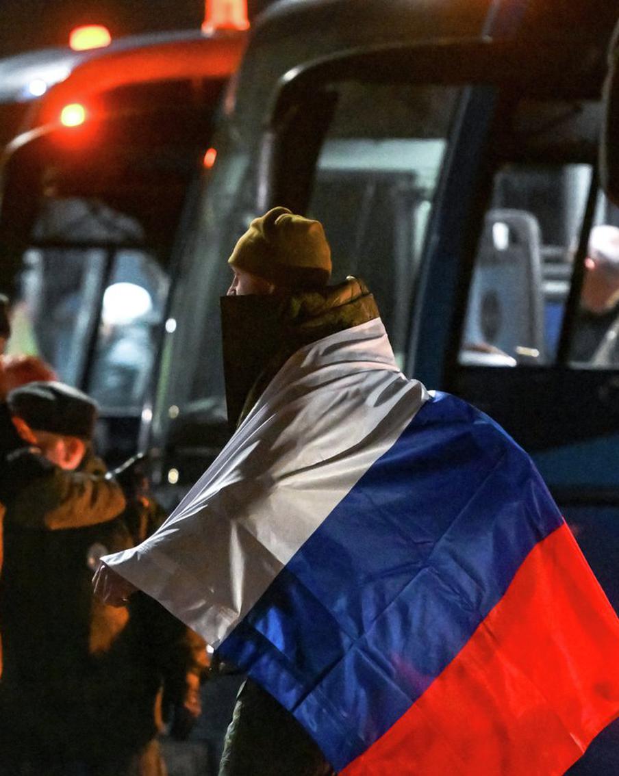 Россия вернула из украинского плена 175 военных, взамен переданы 175 бойцов ВСУ. В рамках обмена пленными, который состоялся при посредничестве Объединённых Арабских Эмиратов, Российской Федерации удалось вернуть на свою территорию 175 военнослужащих. В ответ на это Киеву были переданы 175 пленных украинских военных. Об этом сообщила пресс-служба Министерства обороны Российской Федерации