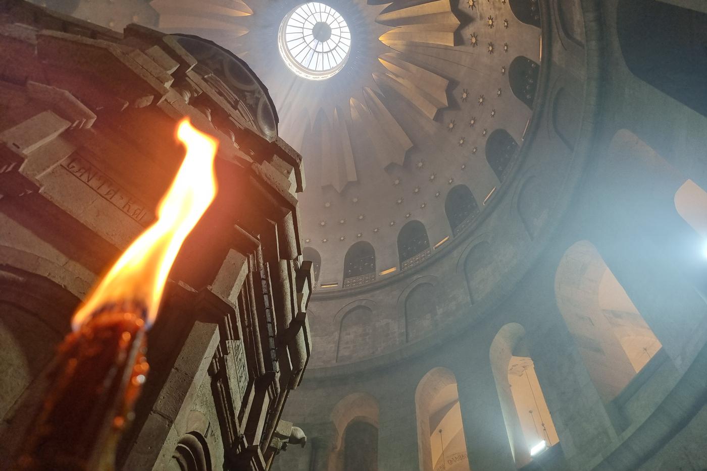 Делегация Фонда Андрея Первозванного получила Благодатный огонь