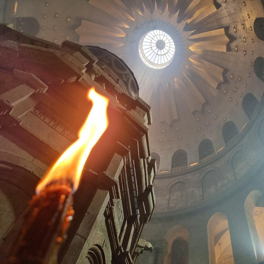 Делегация Фонда Андрея Первозванного получила Благодатный огонь в Иерусалиме. Делегация Фонда Андрея Первозванного, получив Благодатный огонь в храме Гроба Господня в Иерусалиме, направляется в аэропорт Бен-Гурион, откуда планирует доставить святыню в Москву