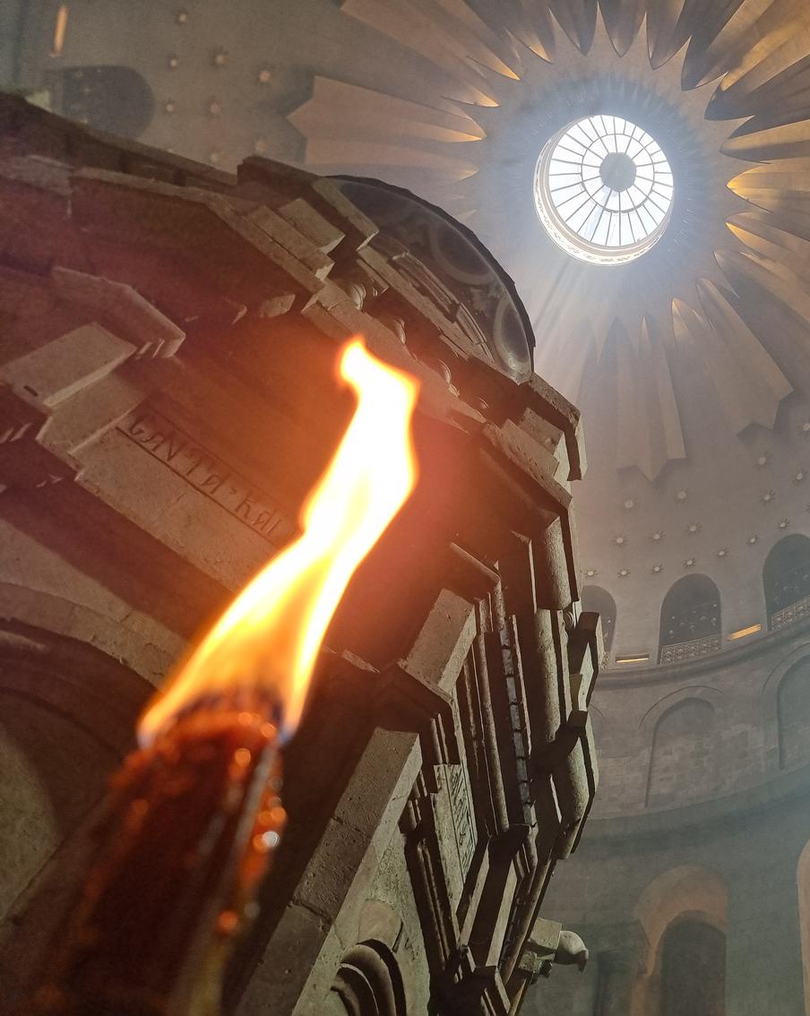 Делегация Фонда Андрея Первозванного получила Благодатный огонь в Иерусалиме. Делегация Фонда Андрея Первозванного, получив Благодатный огонь в храме Гроба Господня в Иерусалиме, направляется в аэропорт Бен-Гурион, откуда планирует доставить святыню в Москву