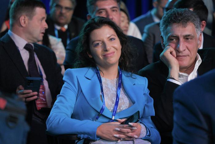 "Тигран бы сказал, что я ― дезертир": подруга вытащила убитую горем Маргариту Симоньян из окна