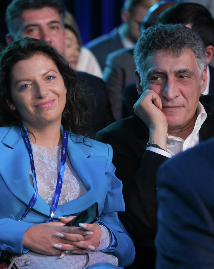 "Тигран бы сказал, что я ― дезертир": подруга вытащила убитую горем Маргариту Симоньян из окна