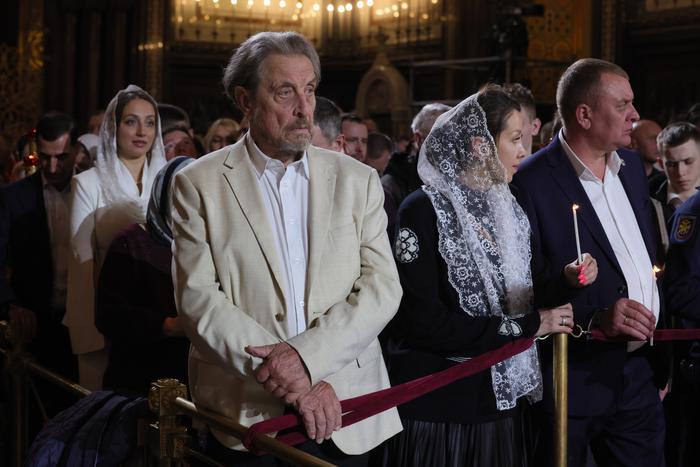 Отец американского бизнесмена Илона Маска посетил пасхальную службу в храме Христа Спасителя в Москве