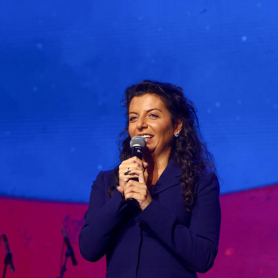 Симоньян: Кеосаян впал в кому после пневмонии. Известный российский режиссёр и телеведущий Тигран Кеосаян ушёл из жизни 26 сентября 2025 года в возрасте 59 лет. Причиной его смерти стала кома, в которую он впал после пневмонии, осложнившейся проблемами с сердечно-сосудистой системой