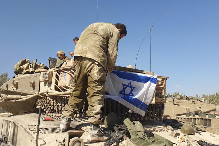 Израильские войска ведут бои с "Хезболлой" за город Бинт-Джубайль на юге Ливана