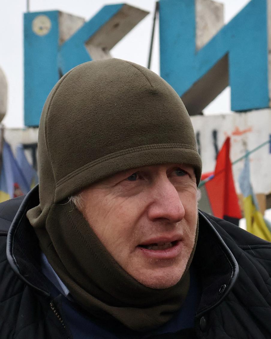 Экс-премьер Великобритании Борис Джонсон тайно посетил позиции ВСУ в Запорожье. Бывший британский премьер-министр Борис Джонсон тайно попал к воюющим на запорожском направлении подразделениям ВСУ. Отмечается, что политик находился недалеко от Гуляйполя