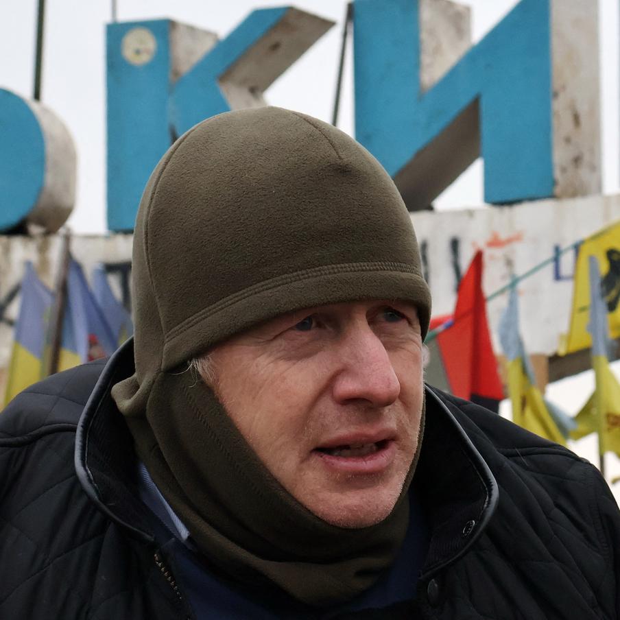 Экс-премьер Великобритании Борис Джонсон тайно посетил позиции ВСУ в Запорожье. Бывший британский премьер-министр Борис Джонсон тайно попал к воюющим на запорожском направлении подразделениям ВСУ. Отмечается, что политик находился недалеко от Гуляйполя