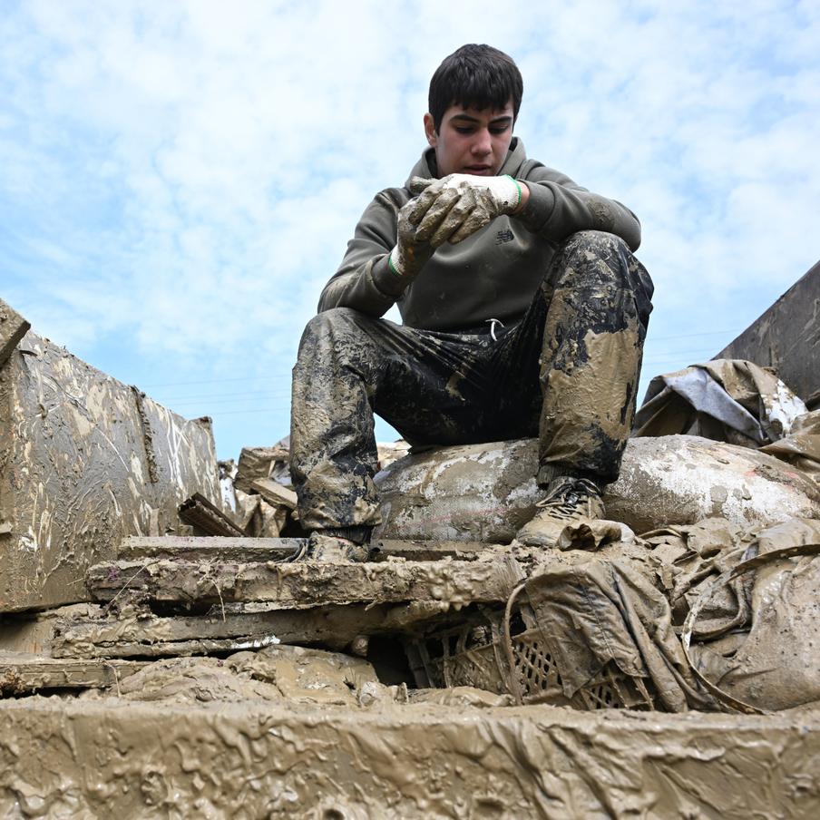 В Дагестане арестовали отвечавшего за работу Геджухского водохранилища инженера. В ходе расследования причин прорыва плотины Геджухского водохранилища был арестован инженер, ответственный за его безопасную эксплуатацию. Советский районный суд Махачкалы удовлетворил ходатайство следственных органов о заключении инженера под стражу на срок до двух месяцев