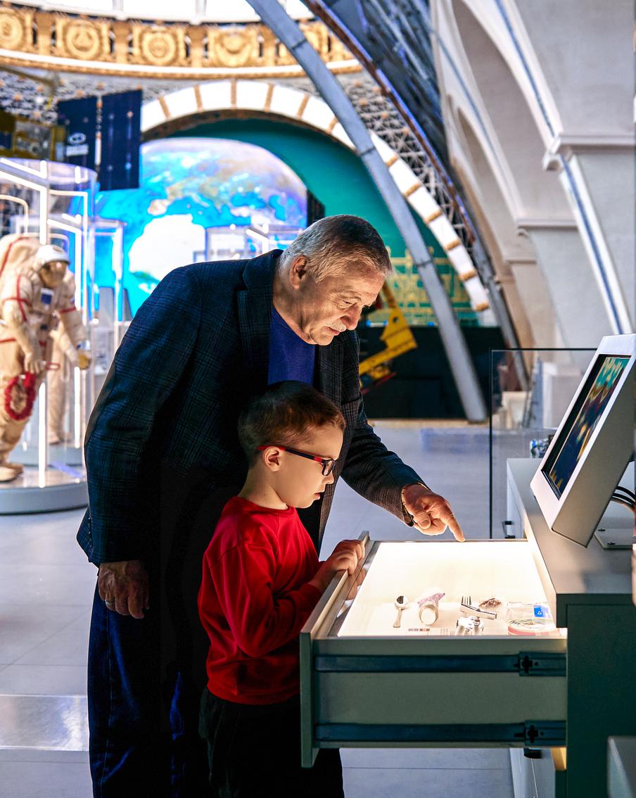 Ко Дню космонавтики в "Мосфото" появились эксклюзивные кадры с Фёдором Юрчихиным. Космонавт Фёдор Юрчихин вместе с сыном посетил ВДНХ и показал ему, как развивались космические корабли и в каком скафандре в космос летал Юрий Гагарин