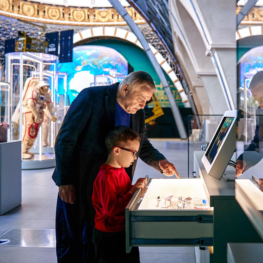 Ко Дню космонавтики в "Мосфото" появились эксклюзивные кадры с Фёдором Юрчихиным. Космонавт Фёдор Юрчихин вместе с сыном посетил ВДНХ и показал ему, как развивались космические корабли и в каком скафандре в космос летал Юрий Гагарин