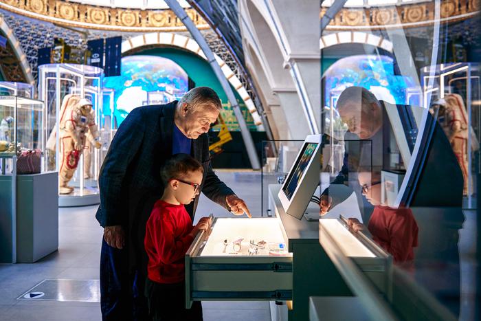 Космонавт Фёдор Юрчихин вместе с сыном посетил ВДНХ и посмотрел на скафандр Юрия Гагарина