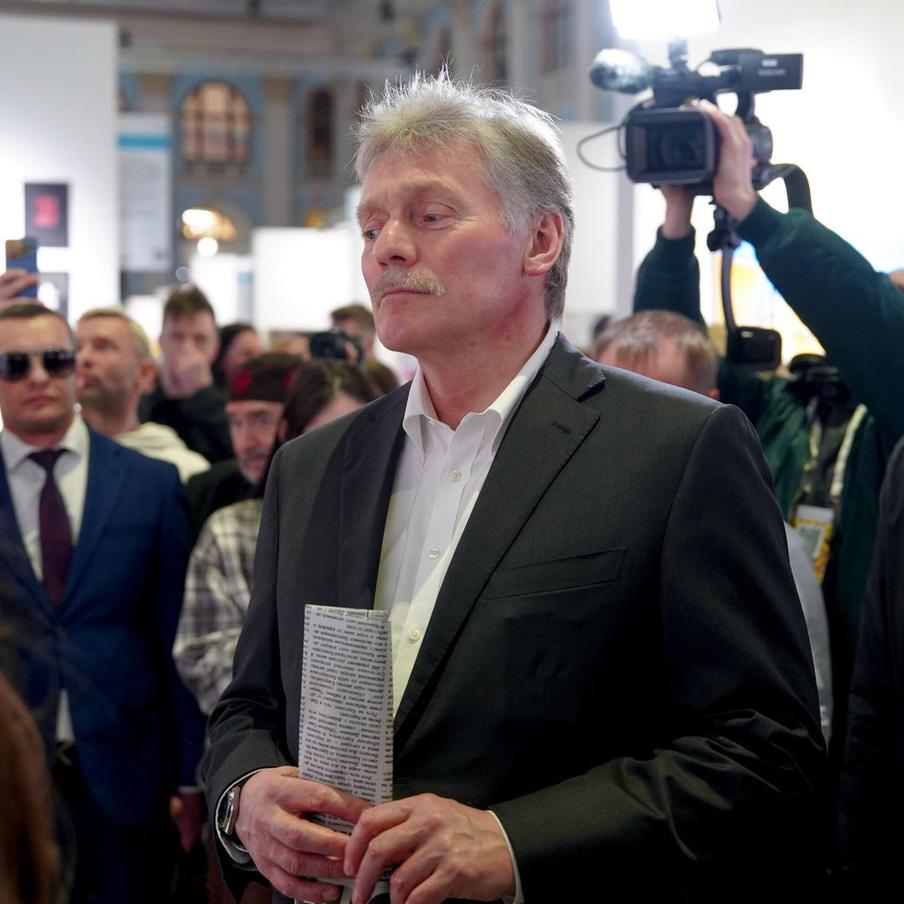 Песков: Разногласия РФ и Украины заключаются в считаных километрах. Пресс-секретарь Президента Российской Федерации Дмитрий Песков подтвердил слова вице-президента США Джей Ди Вэнса о том, что переговоры по урегулированию украинского конфликта сосредоточены на споре относительно нескольких квадратных километров