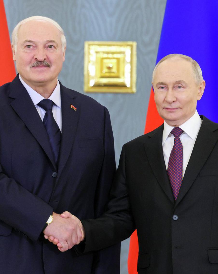 Лукашенко в разговоре с Путиным подтвердил участие в параде на День Победы. Президент Республики Беларусь Александр Лукашенко во время телефонного разговора с президентом Российской Федерации Владимиром Путиным 12 апреля подтвердил своё участие в параде Победы, который состоится на Красной площади 9 мая