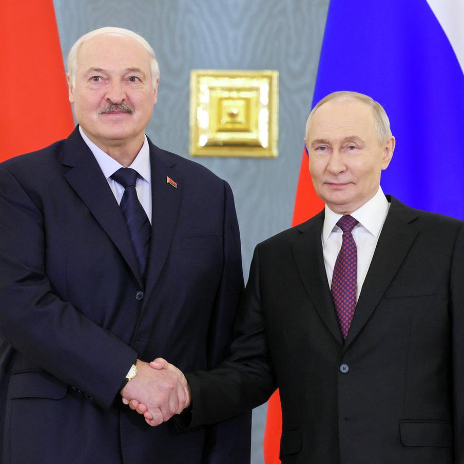 Лукашенко в разговоре с Путиным подтвердил участие в параде на День Победы. Президент Республики Беларусь Александр Лукашенко во время телефонного разговора с президентом Российской Федерации Владимиром Путиным 12 апреля подтвердил своё участие в параде Победы, который состоится на Красной площади 9 мая