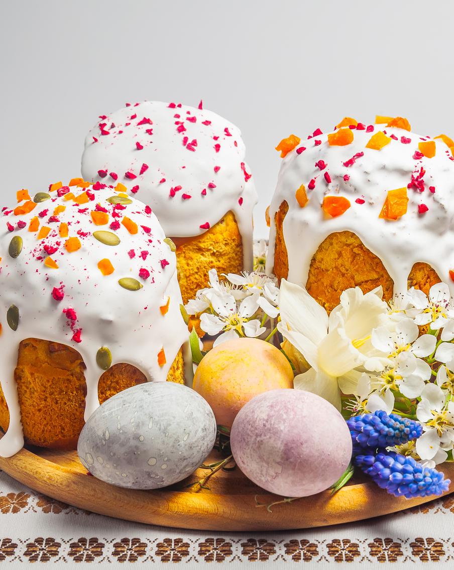 Кулич весом 600 килограммов и диаметром 3,5 метра испекли в Крыму. В Крыму был испечён пасхальный кулич весом 600 килограммов и диаметром 3,5 метра. Для его приготовления понадобилось пять мешков муки по 50 килограммов каждый, тысяча яиц, десять мешков сахара по 50 килограммов в каждом и 15 килограммов изюма, как сообщил РИА "Новости" директор Бахчисарайского парка миниатюр Виктор Жиленко