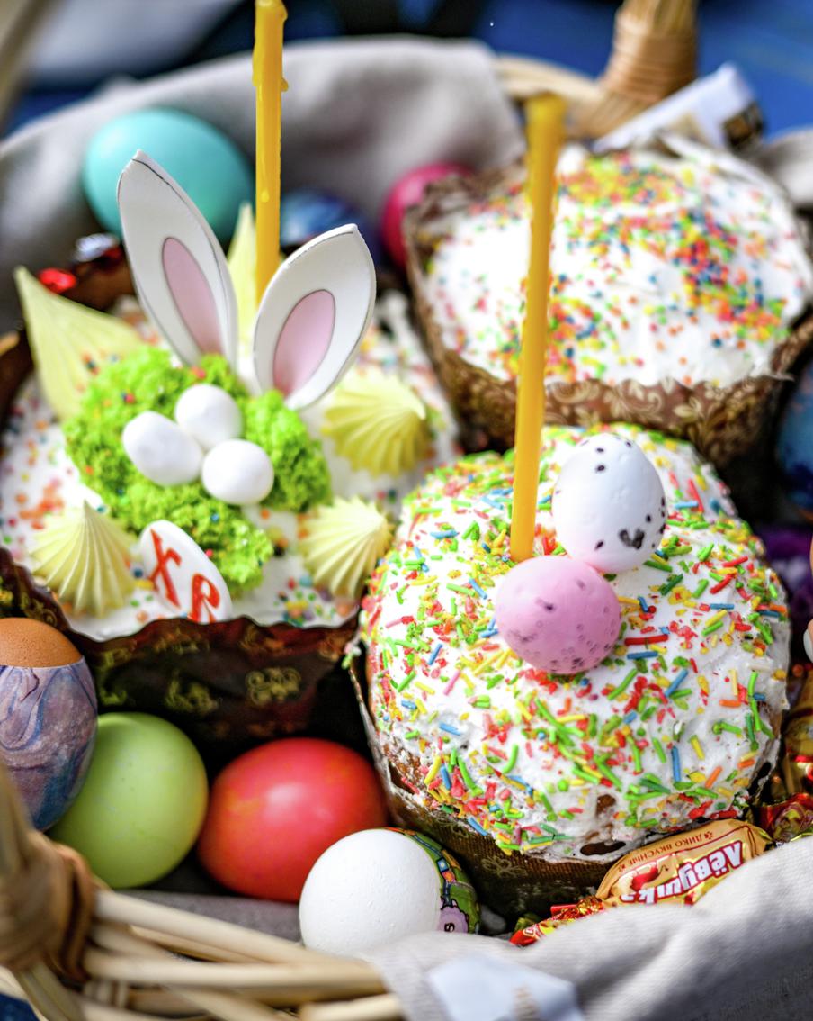 Не только по 100 тысяч рублей: звезды похвастались куличами с "дубайским шоколадам" и золотыми яйцами