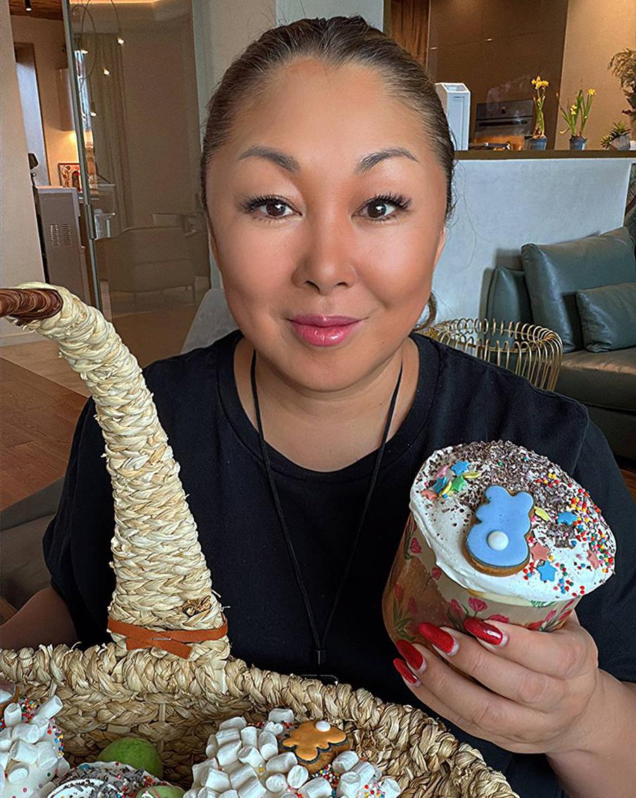 Кулич, приготовленный руками Аниты Цой.