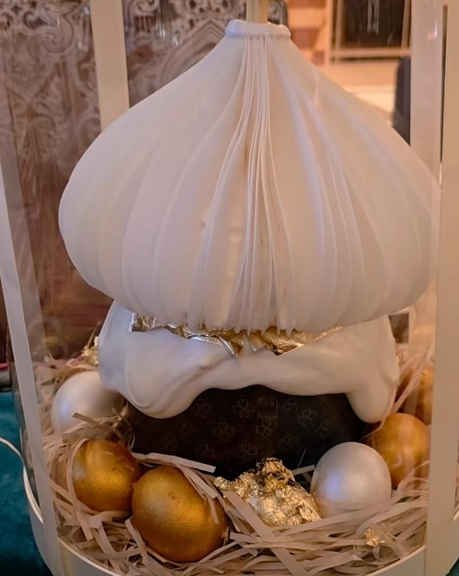 Кулич от Дениса Симачёва на столе Валерии.