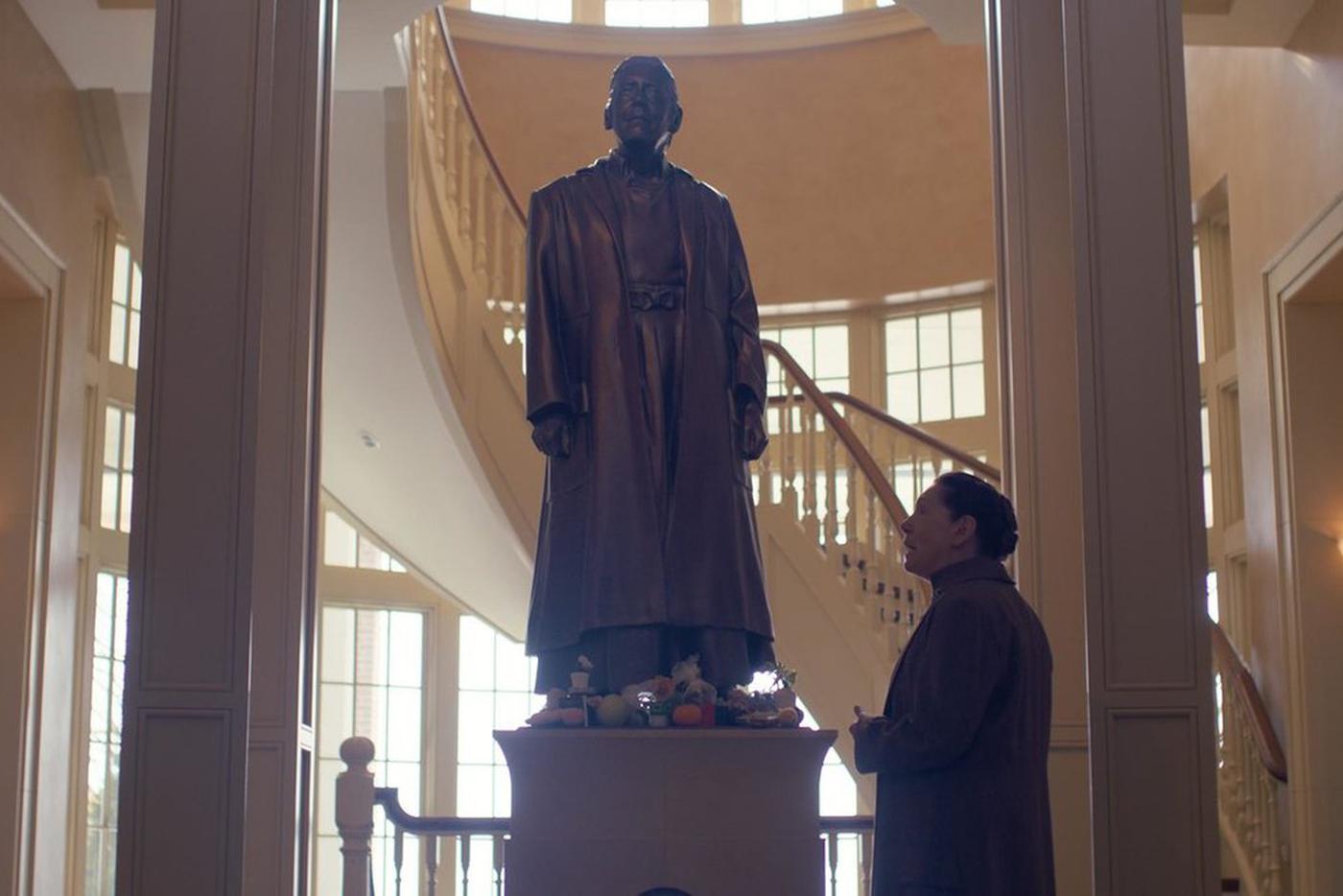 В фойе школы воспитанниц встречает бронзовая статуя её основательницы тёти Лидии и она сама (Энн Дауд)