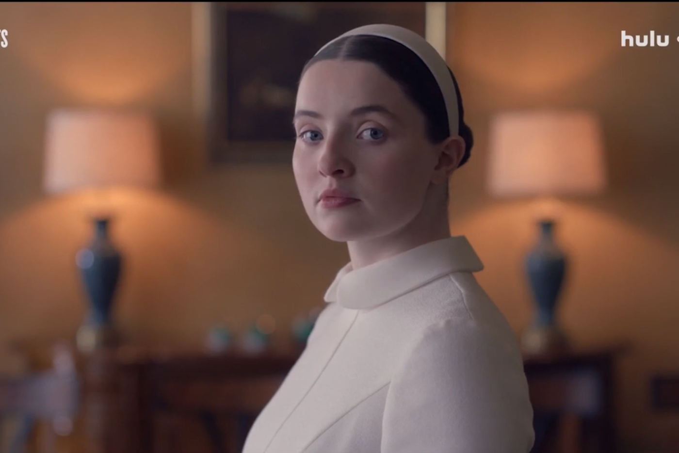 Привыкшей к свободной жизни в Торонто Дейзи (Люси Холлидэй) нелегко приходится изображать благочестивую девицу в Гилеаде 