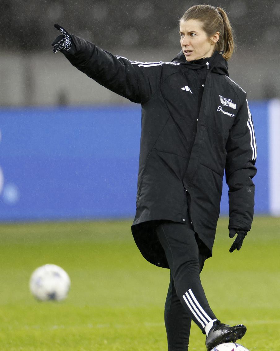 "Каково ей будет среди 25 голых мужиков?": женщина-тренер взялась за "Унион Берлин"