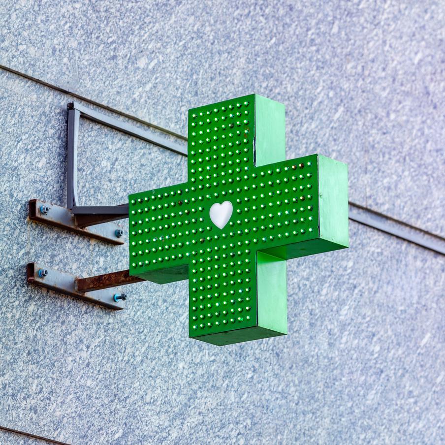 Минздрав ужесточил продажу габапентина, баклофена и ещё одного обезболивающего. Три лекарственных препарата внесены в перечень средств, подлежащих предметно-количественному учёту. Теперь аптеки будут фиксировать каждую упаковку этих медикаментов