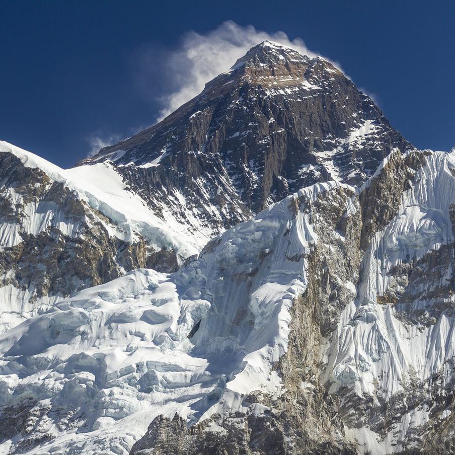 Без кислорода и шерпов: двое смельчаков бегут на вершину Эвереста за рекордом. Американский трейлраннер Тайлер Эндрюс уже прибыл в Непал, готовясь установить лучшее время восхождения без использования кислородных баллонов. Следом за ним вылетает эквадорец Карл Эглофф, с которым у американца заочное соперничество