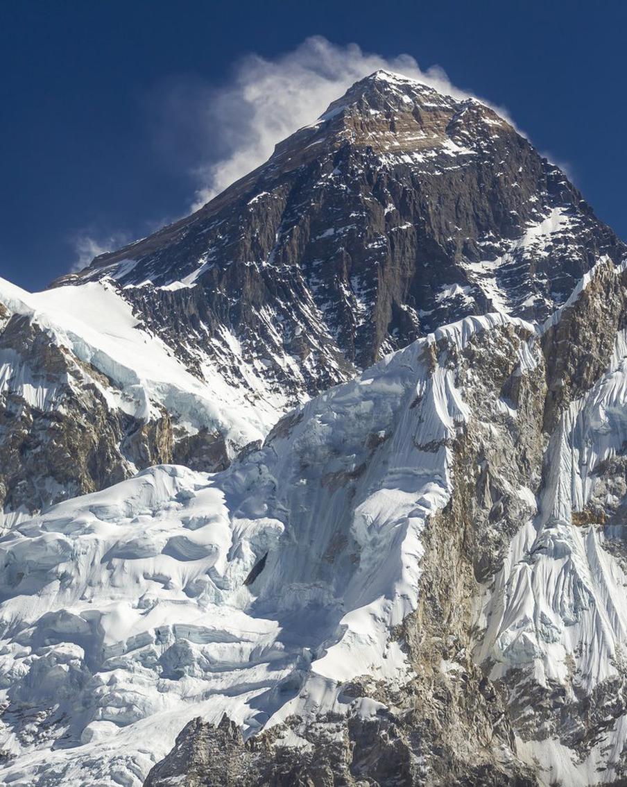 Без кислорода и шерпов: двое смельчаков бегут на вершину Эвереста за рекордом. Американский трейлраннер Тайлер Эндрюс уже прибыл в Непал, готовясь установить лучшее время восхождения без использования кислородных баллонов. Следом за ним вылетает эквадорец Карл Эглофф, с которым у американца заочное соперничество