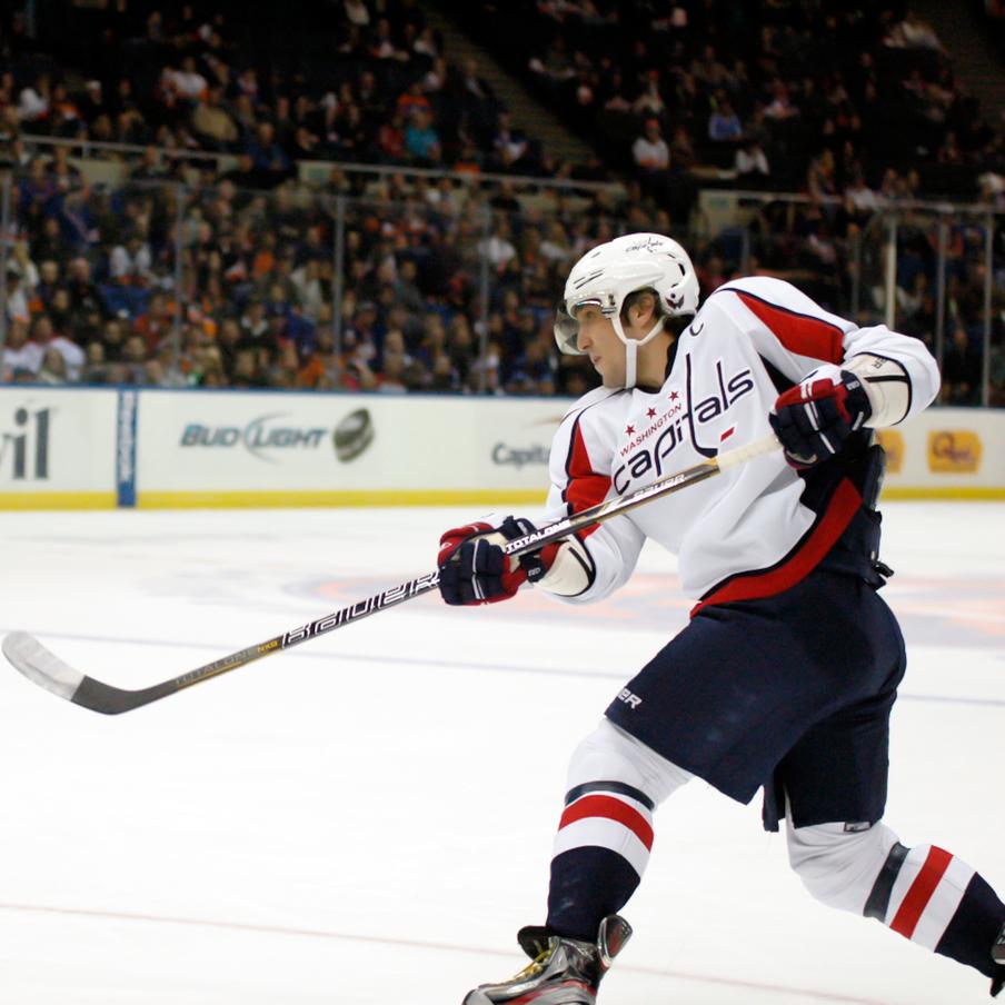 Овечкин отказался от рукопожатия с игроками "Питтсбурга" после победы. Российский капитан "Вашингтона" после финальной сирены указал соперникам в сторону раздевалки. Этот матч мог стать последним для 40-летнего форварда в карьере