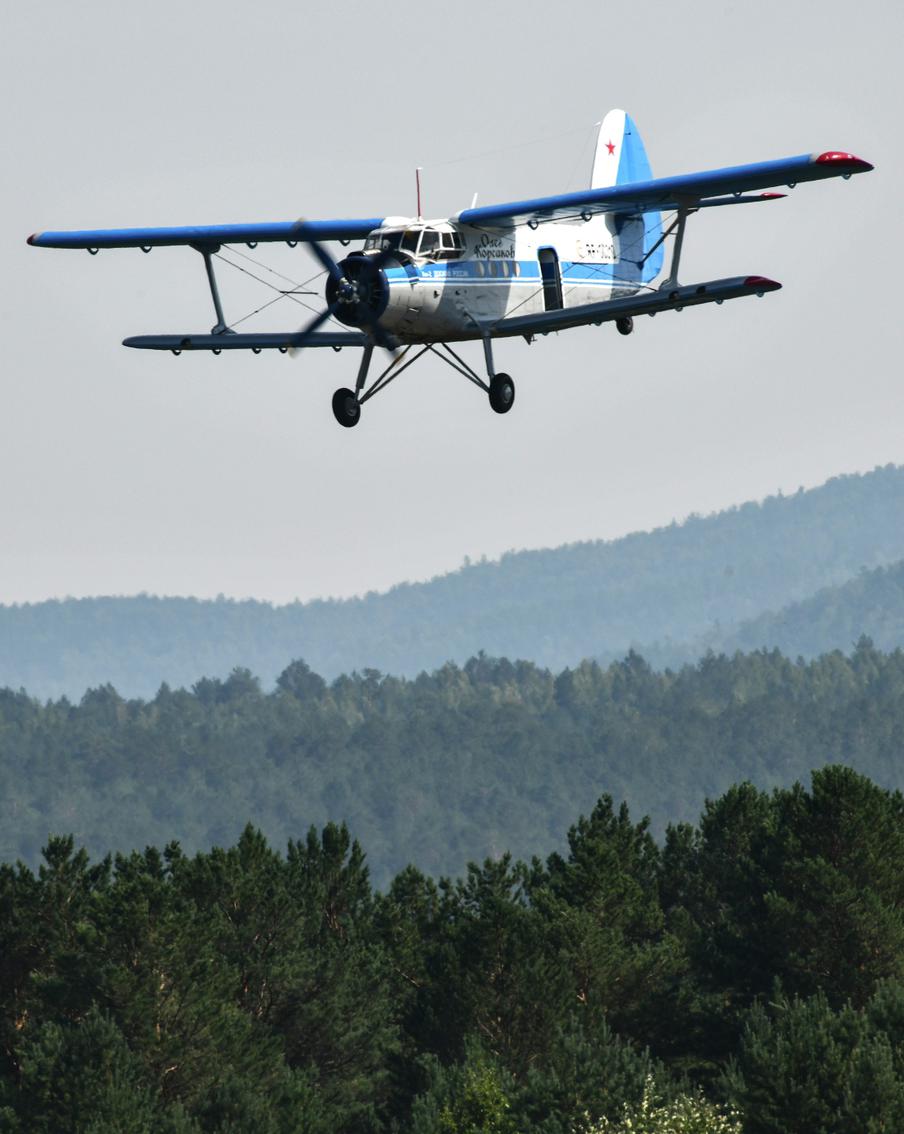 В России предложили вернуть в небо 700 простаивающих самолётов Ан-2. Разработчик легендарного "кукурузника" заявил, что ресурс машин, хранящихся у частных владельцев, выработан лишь на треть. Восстановление парка обойдётся в 21 миллиард рублей, но поможет избежать дефицита на местных авиалиниях