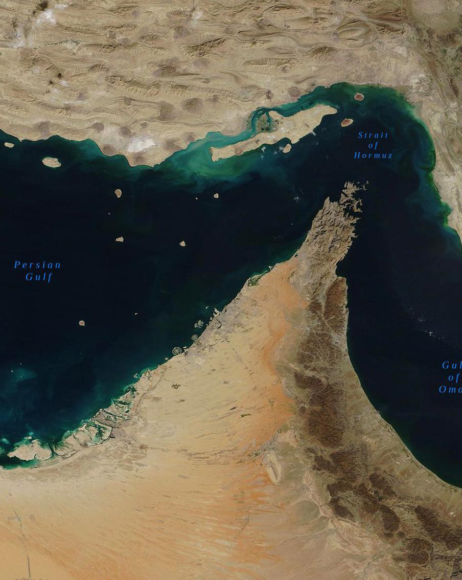 "Известия" первыми в мире показали иранский остров Харк после ударов США. Специальный корреспондент российского издания Насер Ашкери получил уникальный доступ на стратегический нефтяной объект в Персидском заливе, закрытый для гражданских лиц. Он заснял последствия атак и пообщался с местными жителями
