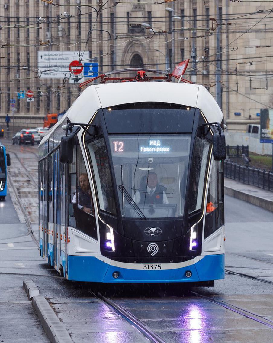 Более 2 млн горожан получили новые транспортные связи благодаря запуску второго Московского трамвайного диаметра Т2. Второй Московский трамвайный диаметр Т2 стал новым этапом развития транспортной системы города. Благодаря его запуску более 2 миллионов жителей столицы получили быстрые и удобные маршруты для ежедневных поездок. Диаметр соединил юг и восток Москвы через центр, обеспечив связь 13 районов в 5 округах