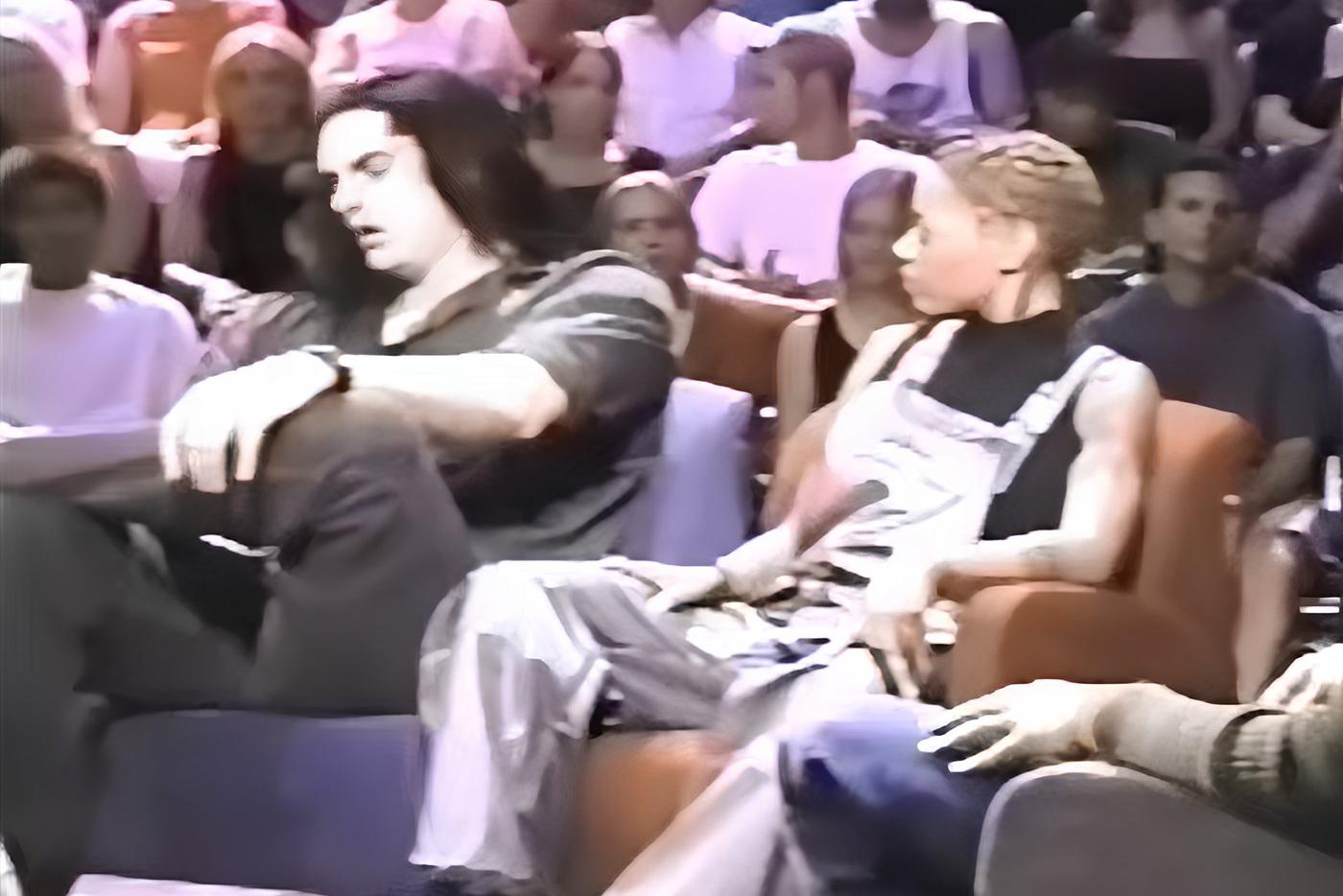 Питер Стил на фоне простых людей.