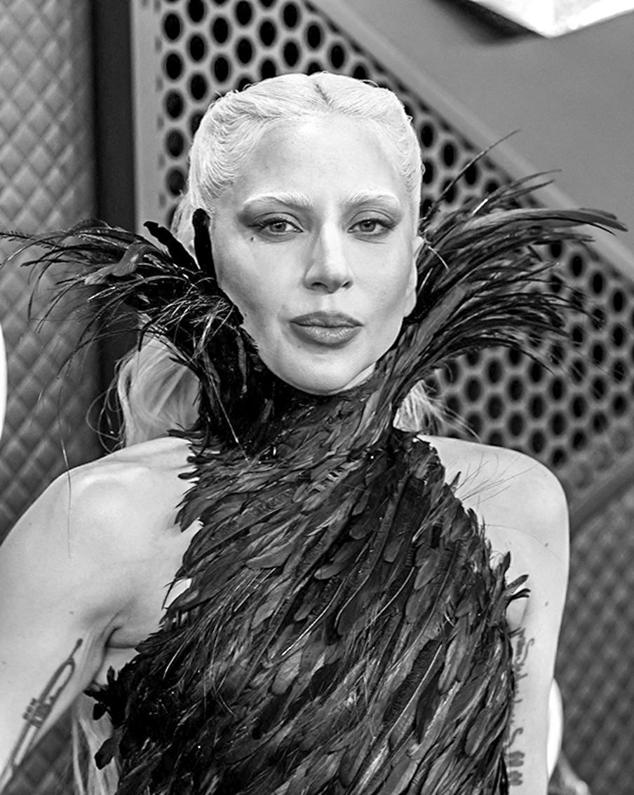 Музыкальные новинки недели: старомодные Evanescence против "молодёжной" Леди Гаги