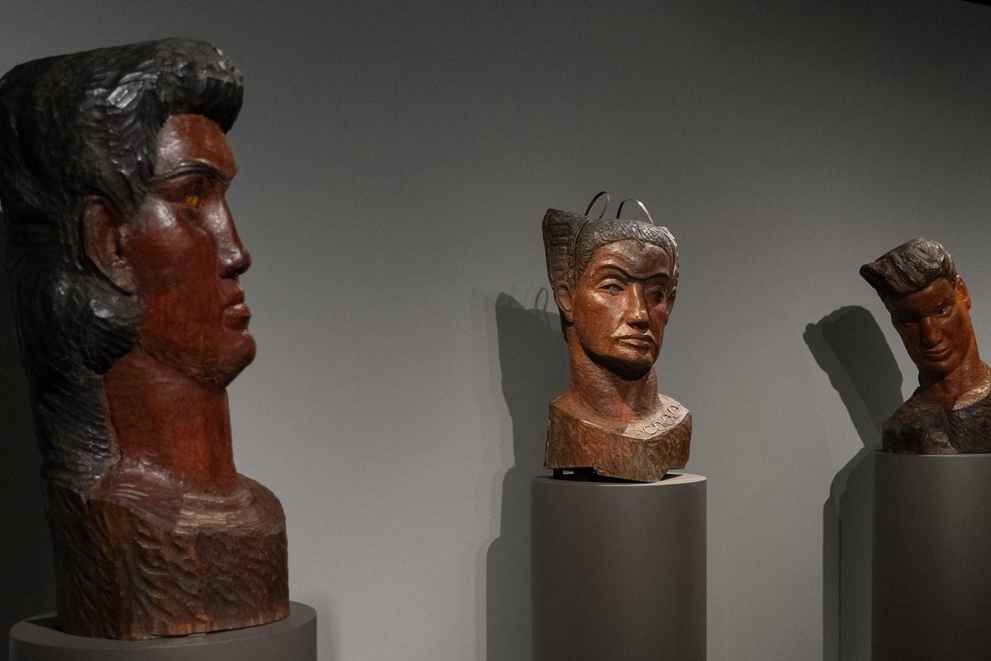 "Жительница планеты Марс Олинея", "Марсианин Дагмо", "Житель далёкой планеты Юпитер" и "Девушка Венерона с планеты Венера" – так называются эти скульптуры, которые Беатриса Сандомирская представила на знаменитой выставке "30 лет МОСХ" (Московского отделения Союза художников СССР) 1962 года в Манеже, которую посетил Никита Хрущёв. Он отругал многих участников выставки, а вот Беатрису Сандомирскую неожиданно похвалил. Причина чему была очень простая: скульптор изображала не людей, а инопланетян, а в этом случае любые пластические деформации были, по мнению генсека, допустимы.