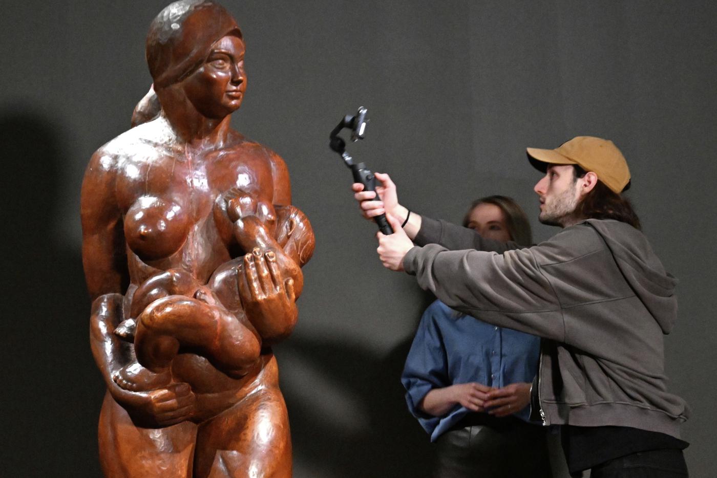 Беатриса Сандомирская вернулась в дереве: в ГМИИ открыли первую за 60 лет выставку художницы