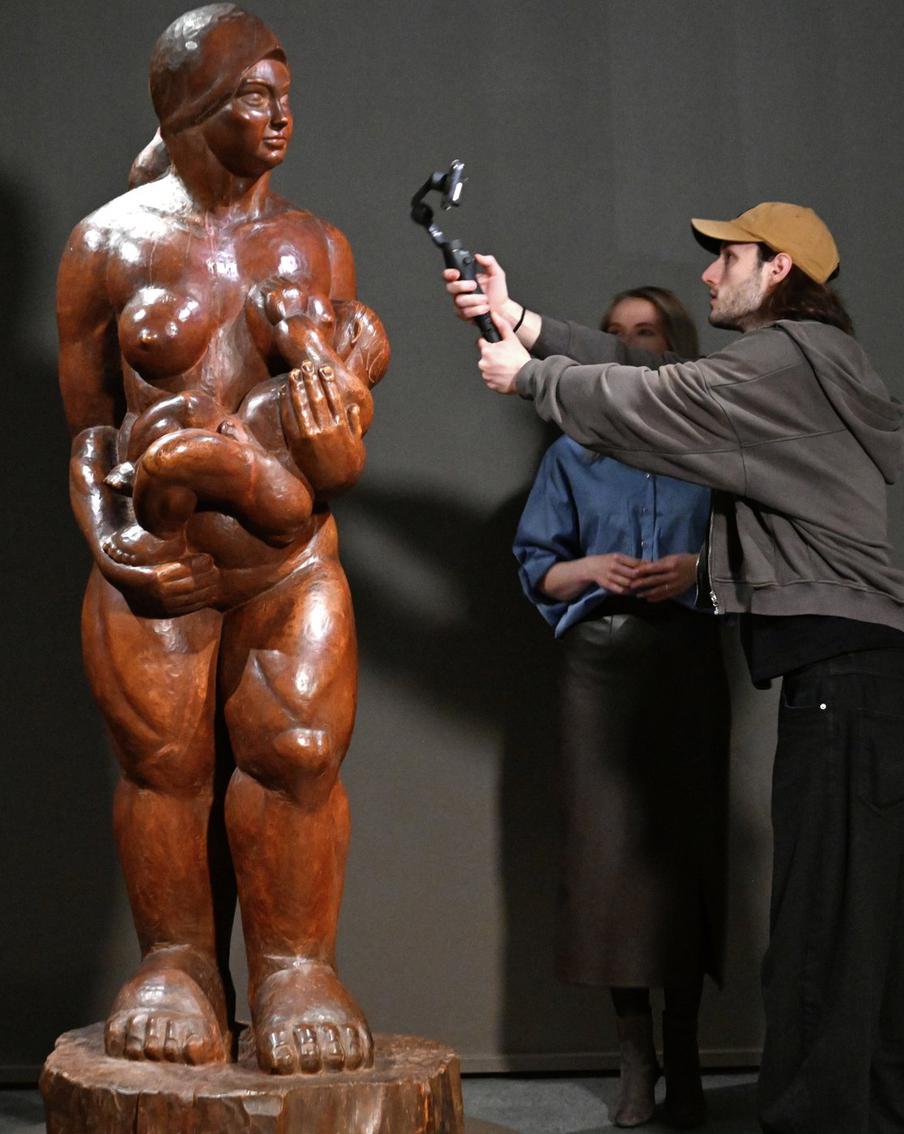 Беатриса Сандомирская вернулась в дереве: в ГМИИ открыли первую за 60 лет выставку художницы