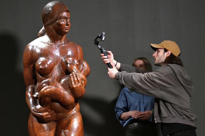 Беатриса Сандомирская вернулась в дереве: в ГМИИ открыли первую за 60 лет выставку художницы