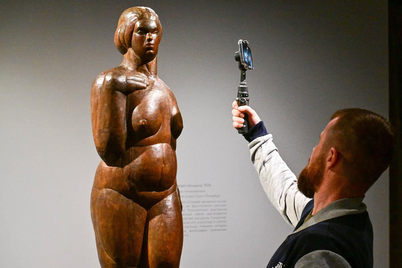 Свою "Стоящую женщину" Беатриса Сандомирская сама очень ценила и охотно дарила её фотографии знатокам, мнением которых дорожила.