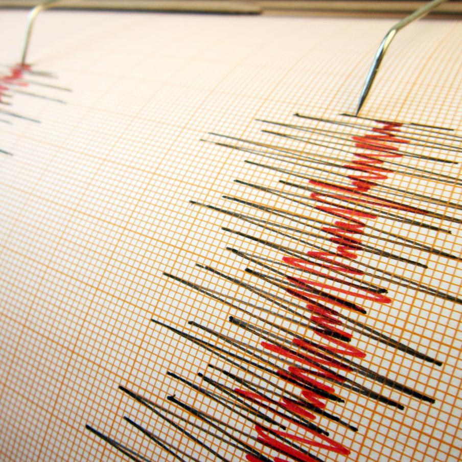 У побережья северных Курил произошло землетрясение магнитудой 5,0. Подземный толчок зафиксирован в Тихом океане в 126 километрах от города Северо-Курильска. Очаг залегал на глубине 35 километров, угрозы цунами нет