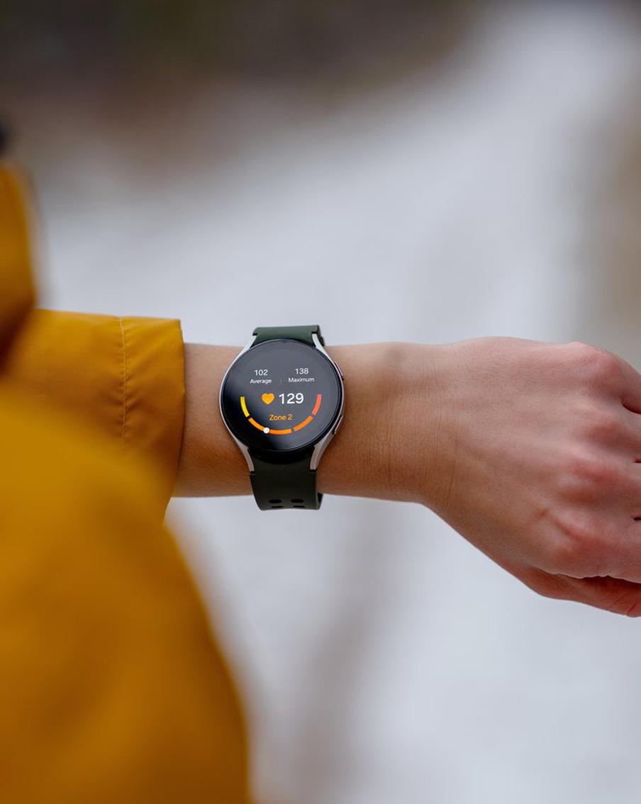 Эксперт предупредил: хакеры могут взламывать умные часы для шантажа владельцев. Злоумышленники нацелены не столько на само устройство, сколько на привязанные к нему фитнес-сервисы. Данные о геолокации, пульсе и маршрутах тренировок могут быть использованы для слежки, социальной инженерии и вымогательства