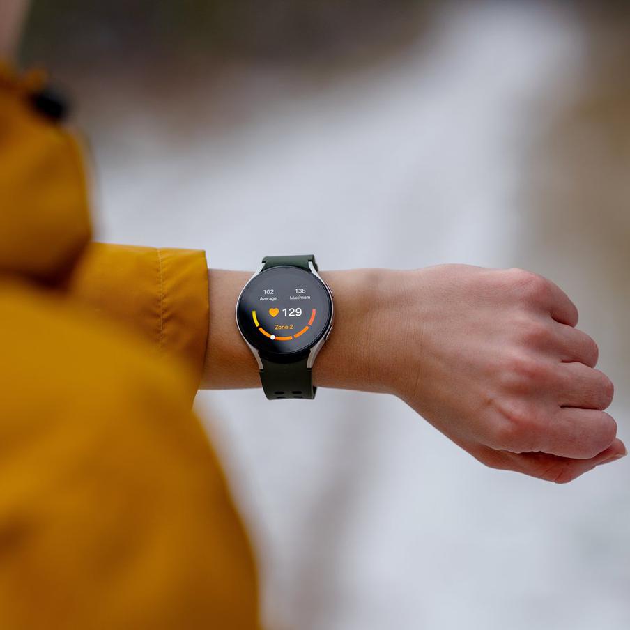 Эксперт предупредил: хакеры могут взламывать умные часы для шантажа владельцев. Злоумышленники нацелены не столько на само устройство, сколько на привязанные к нему фитнес-сервисы. Данные о геолокации, пульсе и маршрутах тренировок могут быть использованы для слежки, социальной инженерии и вымогательства