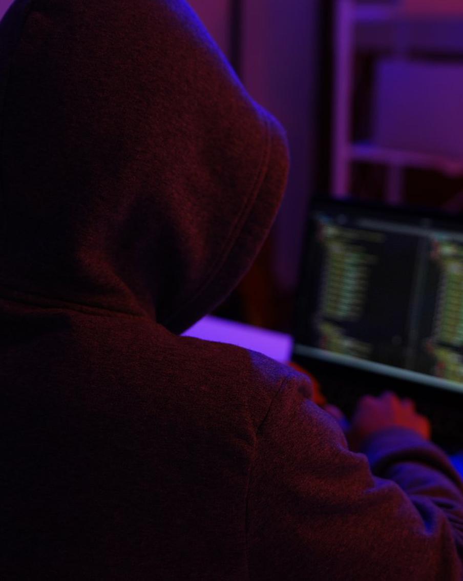 МВД предупредило о новом способе маскировки вирусов под уведомления антивируса. Мошенники рассылают сообщения о якобы найденной угрозе на устройстве и предлагают установить "защиту". На самом деле под видом антивируса скрывается вредоносное программное обеспечение