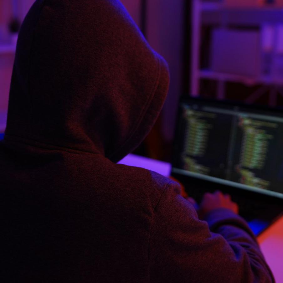 МВД предупредило о новом способе маскировки вирусов под уведомления антивируса. Мошенники рассылают сообщения о якобы найденной угрозе на устройстве и предлагают установить "защиту". На самом деле под видом антивируса скрывается вредоносное программное обеспечение