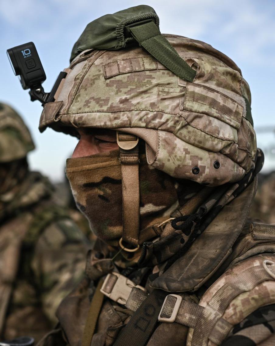 Разведчики РФ захватили секретные документы в тылу ВСУ без единого выстрела. Группа под руководством гвардии лейтенанта Дмитрия Бирюкова обнаружила автомобиль с документами и грузчиками. Российские военные связали боевиков, забрали ценные бумаги и привели троих пленных на свои позиции