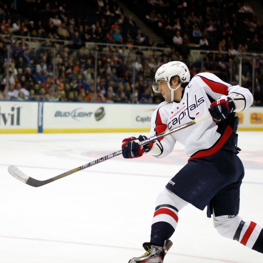 "Вашингтон" с Овечкиным впервые за три года не попал в плей-офф НХЛ. Столичный клуб лишился математических шансов на участие в Кубке Стэнли после победы "Филадельфии". Для 40-летнего российского капитана этот сезон может стать последним в карьере