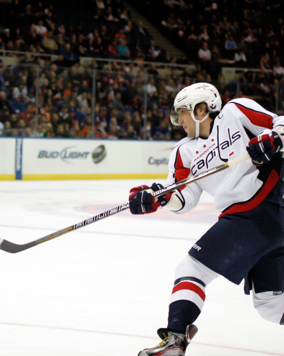 "Вашингтон" с Овечкиным впервые за три года не попал в плей-офф НХЛ. Столичный клуб лишился математических шансов на участие в Кубке Стэнли после победы "Филадельфии". Для 40-летнего российского капитана этот сезон может стать последним в карьере